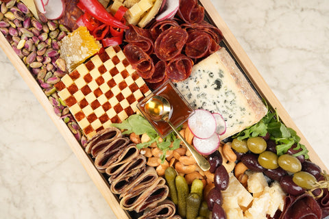 ألواح الجبـــــــــن مع اللحوم الذواقة  (١٢-١٤ اشخاص)