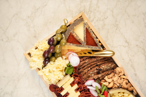 ألواح الجبـــــــــن مع اللحوم الذواقة  (١٢-١٤ اشخاص)